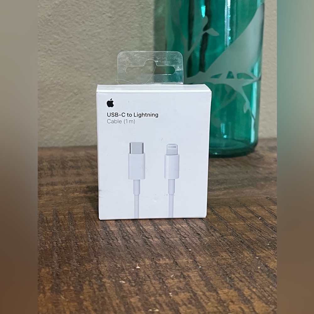 Apple USB-C to Lightning Cable, lightning to Headphone Jack